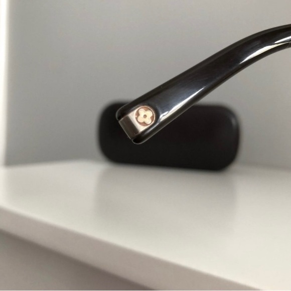 Louis Vuitton Brown Daphne Sunglasses and Case - Picture 5 of 11